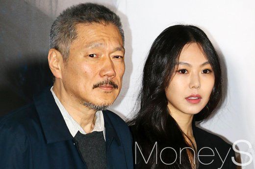 홍상수 감독과 9년째 부적절한 관계를 이어가고 있는 배우 김민희가 홍 감독의 아이를 임신했다는 보도가 나왔다. 사진은 지난 2017년 3월 서울 자양동 롯데시네마 건대입구에서 열린 가운데 배우 김민희와 홍상수 감독이 포토타임을 가진 모습. /사진=임한별 기자