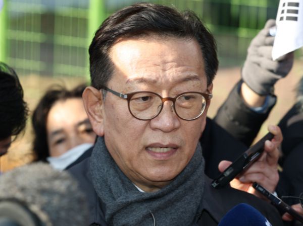 석동현 변호사가 "윤 대통령 배짱 하나 대단하다"며 상황을 전했다. 사진은 윤석열 대통령 측 석동현 변호사가 17일 오후 경기 의왕시 서울구치소 앞에서 윤석열 대통령 접견을 마치고 취재진의 질문에 답하는 모습. /사진=뉴스1