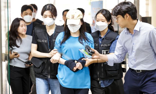 서울 관악구 신림동에서 지인을 흉기로 살해한 혐의를 받는 30대 중국인 여성이 징역 20년을 선고받았다. 사진은 지난해 8월16일 서울 서초구 서울중앙지방법원에서 열린 영장실질심사(구속 전 피의자 심문)에 출석하는 30대 중국인 여성의 모습. /사진=뉴시스