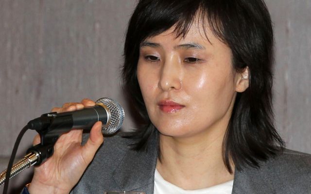 과거 학력 위조 등으로 논란이 된 바 있는 신정아 전 동국대 교수가 자서전에서 검사 윤석열을 회고한 부분이 재조명되고 있다. 사진은 신정아 '4001' 출판기념회. /사진=뉴시스