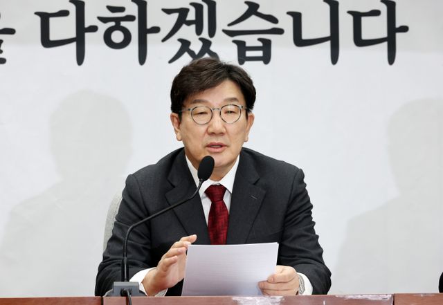 권성동 국민의힘 원내대표가 더불어민주당 내란특검법에 대해 비판의 목소리를 높였다. 사진은 권 원내대표가 17일 서울 여의도 국회에서 열린 원내대책회의에서 발언하는 모습. /사진=뉴시스
