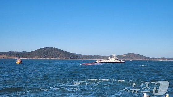 지난해 12월 충남 서산 고파도 인근 해상에서 전복된 83톤급 서해호 실종자 1명이 끝내 발견되지 않았다. 사진은 서해호 전복 사고로 실종된 선원을 수색 중인 해경 함정의 모습. /사진=뉴스1(태안해경 제공)