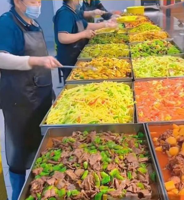 사진은 실직자 전용 사무실에서 제공하는 뷔페식 식사. /사진=현지 매체 캡처