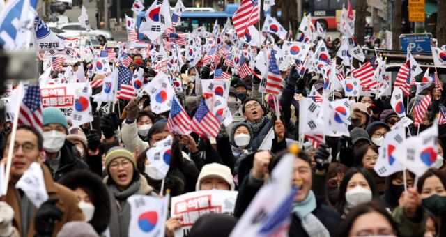  여야 지지율이 오차범위 내 역전을 이뤘다. 사진은 서울 서초구 서울중앙지방법원 앞에서 윤 대통령 지지자들이 집회를 하는 모습. /사진=뉴시스