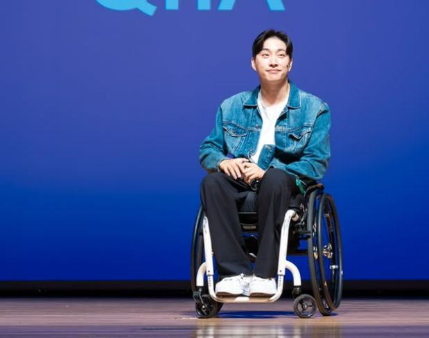 박위가 스스로 일어나는 모습을 담은 영상을 공개했다. /사진=박위 인스타그램