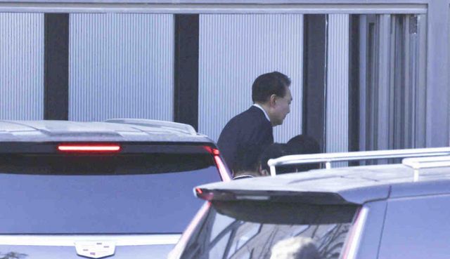 윤석열 대통령이 체포되자 북한이 한국 정세에 대해 보도했다. 사진은 체포되는 윤석열의 모습./사진=뉴스1