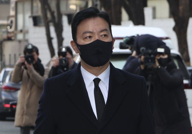 윤석열 대통령에 대한 체포영장 집행을 방해한 혐의를 받는 김성훈 대통령경호처 차장이 17일 경찰 조사에 출석했다. 사진은 김 차장이 17일 서울 서대문구 경찰청 국가수사본부 특별수사단(특수단)에 출석하는 모습. /사진=뉴시스 