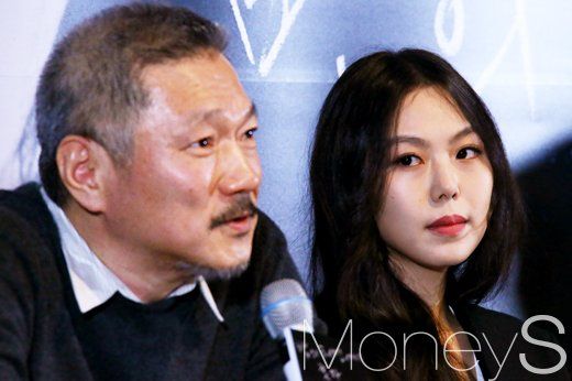 김민희, 홍상수의 혼외자 임신에 대해 홍상수의 부인은 전혀 몰랐다는 입장이다. 사진은 지난 2017년 3월 서울 자양동 롯데시네마 건대입구에서 열린 가운데 배우 김민희가 홍상수 감독을 바라보고 있는 모습./사진=임한별 기자