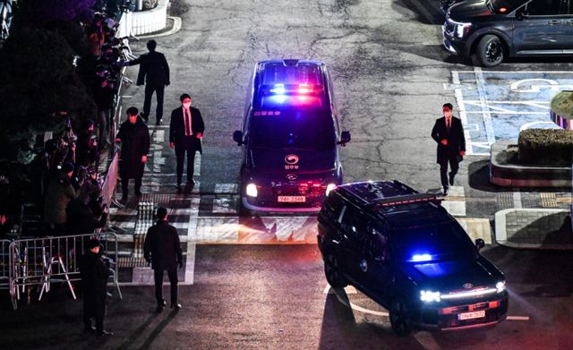 내란 수괴 혐의를 받는 윤석열 대통령이 영장실질심사를 마치고 서울구치소로 복귀했다. 사진은 영장심사 후 서울서부지방법원을 떠나는 윤 대통령. /사진=뉴스1(공동취재)