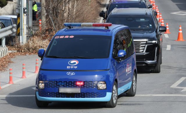  윤석열 대통령을 태운 호송차량이 18일 서울 서부지방법원에서 열리는 내란 우두머리 혐의 구속 영장실질심사에 출석하기 위해 경기도 의왕시 서울구치소를 나서고 있다./사진=뉴스1