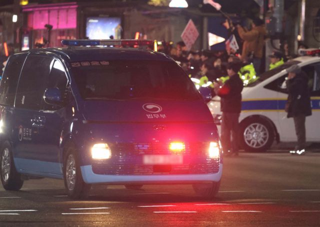 내란 우두머리 혐의로 체포된 윤석열 대통령이 18일 오후 서울 마포구 서울서부지방법원에서 영장실질심사를 받았다. 윤 대통령에 대한 영장심사가 끝난 뒤 호송차량을 비롯한 경호차량들이 법원을 빠져나가고 있다./사진=공동취재=뉴스1