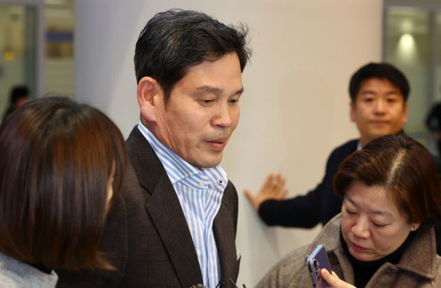  도널드 트럼프 미국 대통령 당선인과 면담한 것으로 알려진 정용진 신세계그룹 회장이 22일 오후 미국에서 인천국제공항을 통해 귀국하며 취재진의 질문에 답변하고 있다./사진=뉴시스