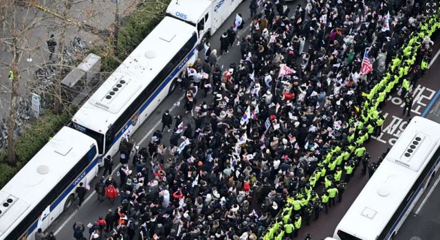 사진은 18일 서울서부지법 인근에서 윤석열 대통령 지지 시위가 진행되는 모습. /사진=뉴스1