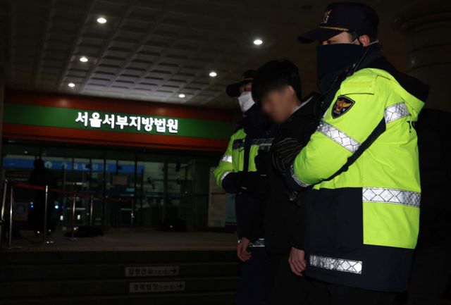 윤석열 대통령에 대한 구속 전 피의자 심문(영장실질심사)이 지난 18일 종료된 가운데 윤 대통령이 이날 윤 대통령 지지자 40명이 경찰에 넘겼다. 사진은 지난 18일 법원 담장을 넘어 경찰에 체포된 남성. /사진=뉴스1