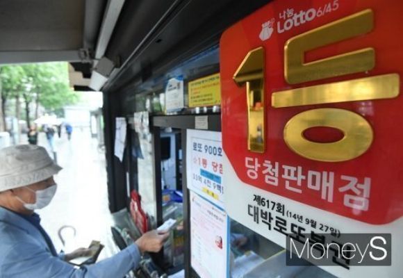 1155회 1등 당첨자는 모두 7명으로 약 40억원씩 받는다./사진-머니S 