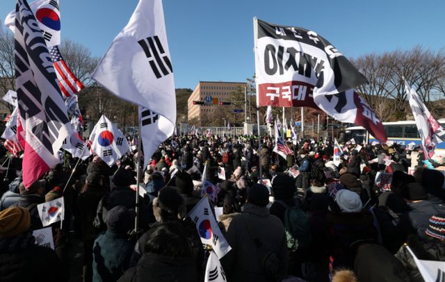 15일 오후 경기 과천시 정부과천청사 앞에서 보수단체 회원들이 윤석열 대통령 지지·응원 집회를 하고 있다. /사진=뉴스1