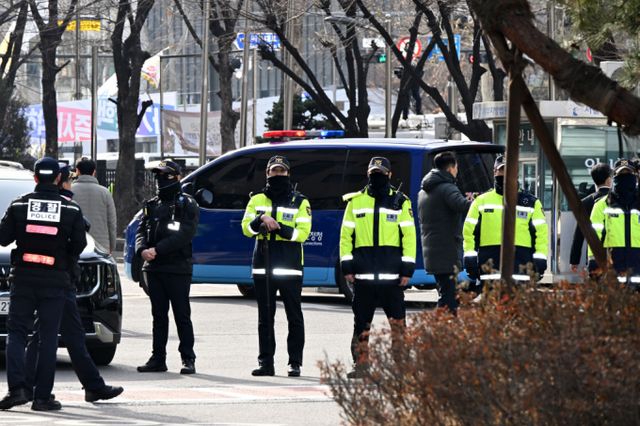  윤석열 대통령이 탑승한 호송차량이 18일 오후 서울 마포구 서울서부지방법원에 도착해 지하주차장으로 향하고 있다. /사진=뉴스1
