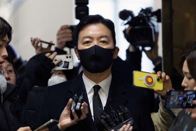  경찰청 국가수사본부 비상계엄 특별수사단(특수단)이 김성훈 대통령경호처 차장에 구속영장을 신청했다. 사진은 지난 17일 김 차장이 특수단에 출석하는 모습. /사진=뉴시스