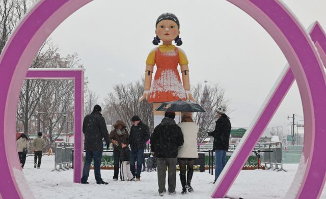  5일 오전 서울 종로구 광화문광장을 찾은 관광객들이 넷플릭스 오리지널시리즈 '오징어게임2' 대형 조형물을 관람하고 있다. /사진=뉴스1