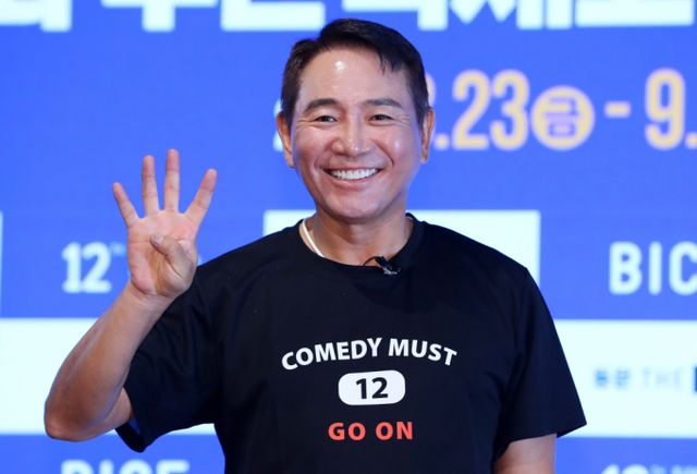 코미디언 이봉원이 2일 오후 서울 종로구 낙원상가에서 열린 제12회 부산국제코미디페스티벌(BICF) 공식 기자회견에서 포즈를 취하고 있다. /사진-뉴시스