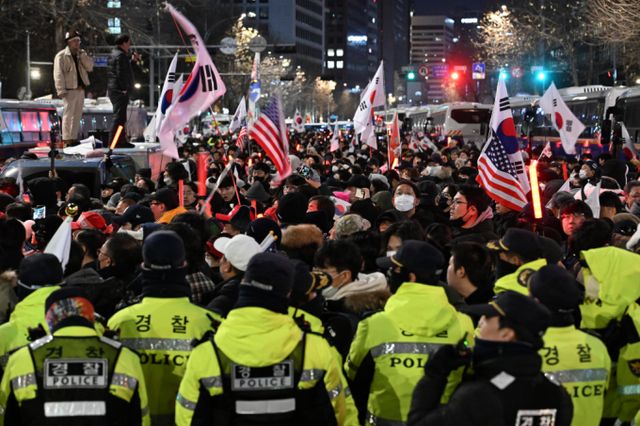내란 우두머리 혐의로 체포된 윤석열 대통령의 영장실질심사가 열린 18일 서울 마포구 서울서부지방법원 앞에서 윤 대통령 지지자들이 심사가 종료된 이후에도 집회를 이어가고 있다./사진=공동취재