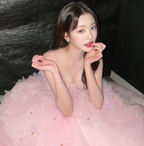 부처의 말을 담은 '초역 부처의 말'이 걸그룹 아이브(IVE) 멤버 장원영의 영향으로 판매량이 급증했다. 사진은 장원영이 자신의 인스타그램에 올린 셀카. /사진=장원영 인스타그램 캡처