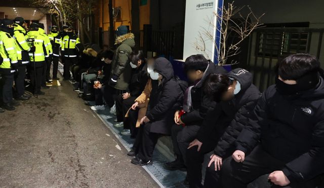 내란 우두머리 혐의로 체포된 윤석열 대통령의 영장실질심사가 열린 18일 오후 서울 마포구 서울서부지방법원에서 윤 대통령의 석방을 촉구하며 법원 담장을 넘어 들어온 청년들이 경찰에 붙잡혀 있다. /사진=공동취재 /사진=(서울=뉴스1) 민경석 기자