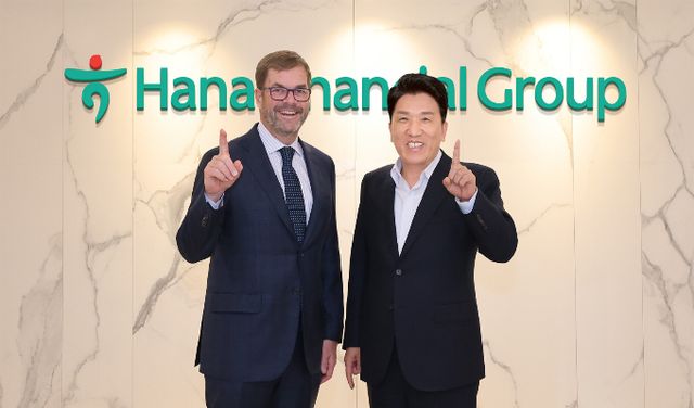 하나금융그룹은 지난 17일 서울시 중구 을지로 소재 하나금융그룹 명동 사옥에서 글로벌 최상위 사모펀드 운용사인 베인캐피탈(Bain Capital)과 최고경영자 미팅을 가졌다. 함영주 회장(사진 오른쪽)과 존 코노턴(John Connaughton) 베인캐피탈 글로벌 CEO(사진 왼쪽)가 기념 촬영을 하고 있다./사진=하나금융