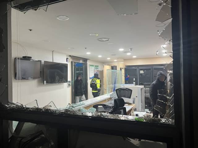 19일 새벽 윤석열 대통령에 대한 구속영장이 발부되자 서울 서부지법에 지지자들이 진입해 난동을 부리자 경찰이 진압에 나서고 있다./사진=뉴스1