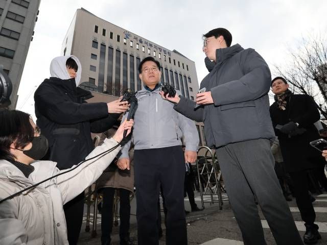 이호영 경찰청장 직무대행이 19일 서울 마포구 서울서부지방법원에서 내란 우두머리 혐의 피의자 윤석열 대통령 구속영장 발부 소식에 지지자들이 불법 난입한 사태와 관련 입장을 밝히고 있다./사진=뉴스1