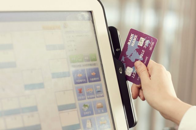 정책금융기관과 은행권이 설 연휴에 중소·중견기업 대상으로 약 95조 자금을 공급한다. 카드업계는 중소 카드가맹점에 최대 7일 먼저 대금을 지급하기로 했다./사진=이미지투데이