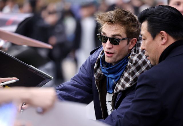 영국 출신 배우 로버트 패틴슨이 19일 오후 인천국제공항으로 입국해 팬들에게 사인을 해주고 있다./ 사진=뉴스1 박지혜 기자 /사진=(인천공항=뉴스1) 박지혜 기자