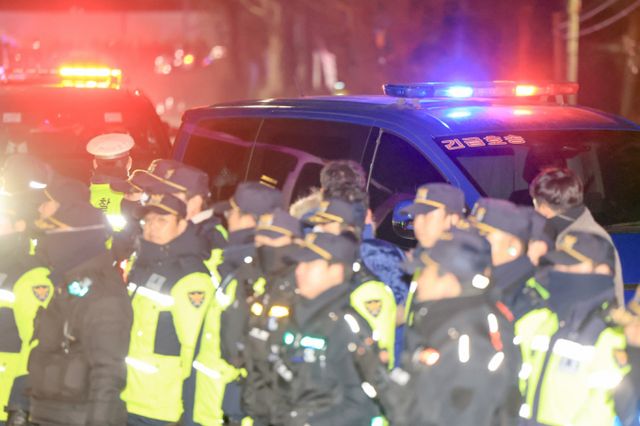 내란 수괴와 직권남용 등의 혐의를 받는 윤석열 대통령의 구속 전 피의자 심문(영장실질심사)이 종료된 18일 윤석열 대통령이 탑승한 호송차량 행렬이 경기 의왕시 서울구치소로 들어가고 있다.