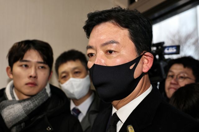 김성훈 대통령경호처 차장이 지난 17일 서울 서대문구 경찰청 국가수사본부 특별수사단(특수단)에 출석하며 취재진 질문에 답변하고 있다. / 사진=공동취재 /사진=전신