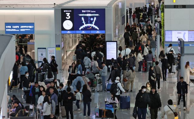 인천 국제공항 제1터미널 출국장이 해외로 출국하려는 여행객들로 붐비고 있다. / 사진=뉴스1 장수영 기자 /사진=(인천공항=뉴스1) 장수영 기자
