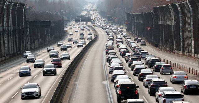 서울 잠원IC 인근 경부고속도로 양방향이 정체를 빚고 있다./사진=뉴시스