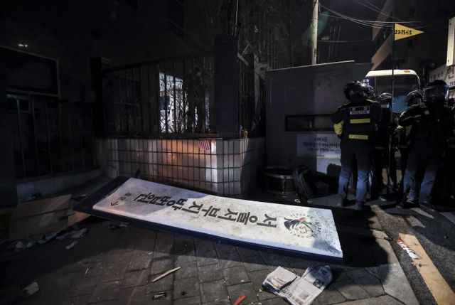 윤석열 대통령의 구속영장이 발부된 19일 서울 마포구 서울서부지방법원의 현판이 윤 대통령 지지자들에 의해 파손되어 있다./사진=뉴시스