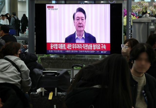 내란 우두머리 혐의를 받는 윤석열 대통령이 구속된 19일 오전 인천국제공항 제1터미널 입국장 텔레비전으로 관련 속보가 생중계 되고 있다. / 사진=뉴스1 김진환 기자 /사진=(인천공항=뉴스1) 김진환 기자