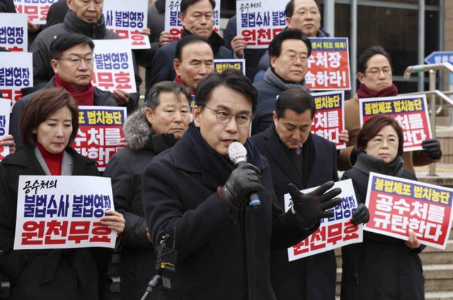 윤상현 국민의힘 의원이 지난 16일 오후 경기 과천시 고위공직자범죄수사처(공수처) 민원실 앞에서 열린 오동운 공수처장 규탄 기자회견에서 발언하고 있다. / 사진=뉴스1 김근수 기자 