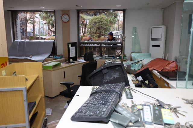 19일 오후 서울 마포구 서울서부지방법원의 시설들이 윤석열 대통령 지지자들의 난입으로 파손돼 있다. / 사진=뉴시스 황준선 기자 /사진=황준선