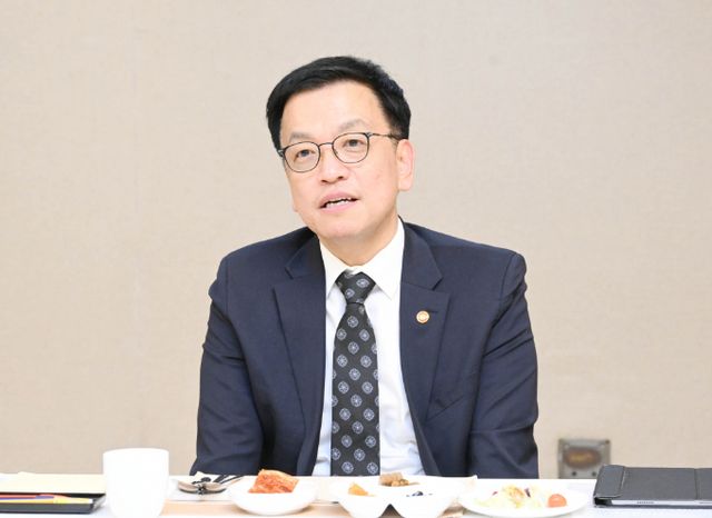 최상목 대통령 권한대행 부총리 겸 기획재정부 장관이 17일 서울 종로구 정부서울청사에서 열린 '시·도지사 협의회 신임 임원단 오찬간담회'에서 모두발언을 하고 있다./사진=뉴스1