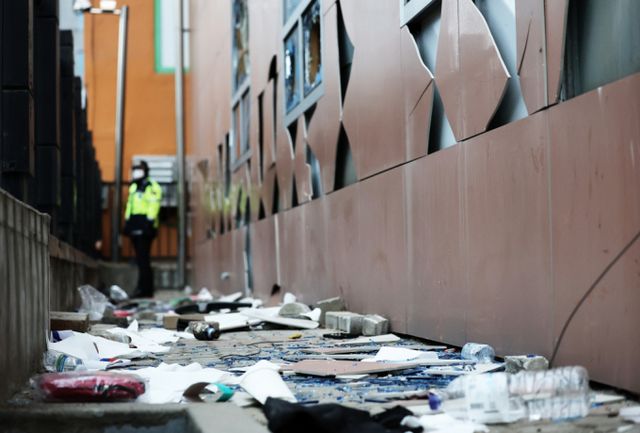 대검찰청이 서울서부지방법원에서 발생한 폭력 시위를 중대 범죄로 규정하고 전담수사팀을 꾸릴 방침이다. 사진은 19일 오전 서부지법에서 발생한 윤석열 지지자들의 폭력사태로 서부지법 건물이 파손된 모습. /사진=뉴스1