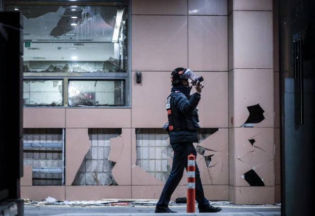 윤석열 대통령의 구속영장이 발부된 19일 서울 마포구 서울서부지방법원의 유리창이 윤 대통령 지지자들에 의해 파손되어 있다./사진=뉴시스