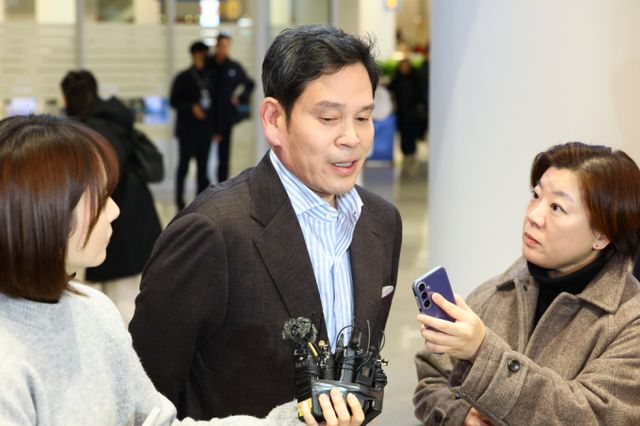 도널드 트럼프 미국 대통령 당선인과 면담한 것으로 알려진 정용진 신세계그룹 회장이 지난달 22일 오후 미국에서 인천국제공항을 통해 귀국하며 취재진의 질문에 답변하고 있다. / 사진=뉴시스 황준선 기자 