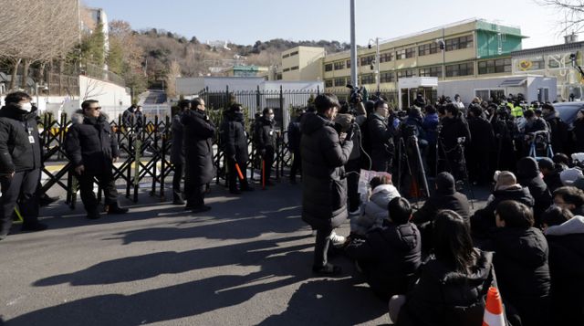공조수사본부가 윤석열 대통령에 대한 체포영장 집행을 앞두고 있다. 사진은 2일 서울 용산구 한남동 대통령 관저 입구에서 윤석열 대통령 지지자들이 공수처의 체포 집행에 반대하고 있는 모습. /사진=뉴시스