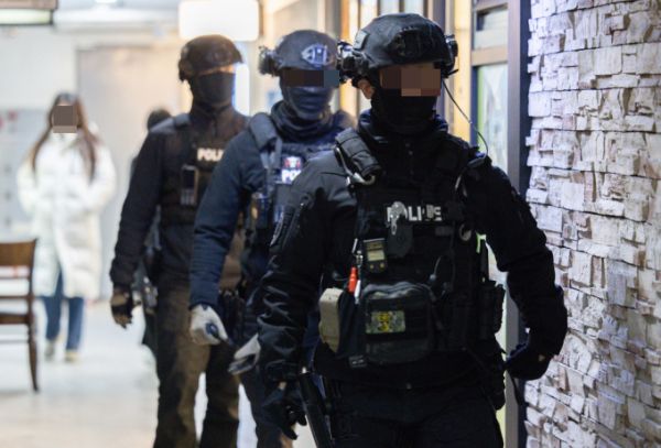 국민의힘 당사에 "폭발물을 설치하겠다"는 내용의 팩스가 와 경찰이 긴급 출동했다. 사진은 국민의힘 당사에 '폭발물을 설치하겠다'는 신고가 접수된 2일 오후 경찰특공대원들이 서울 여의도 국민의힘 중앙당사를 수색하는 모습. /사진=뉴스1