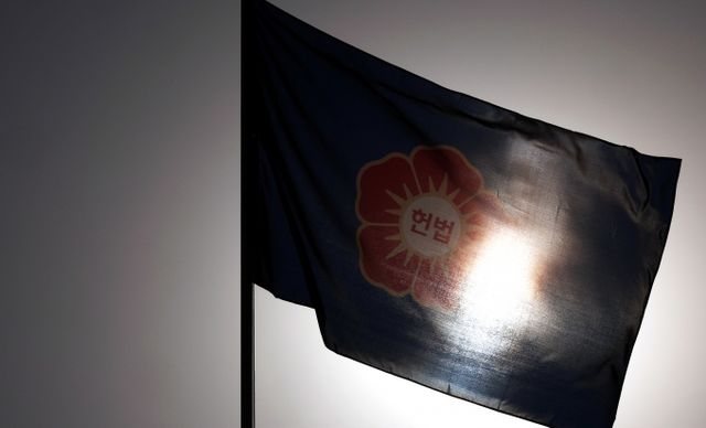  정계선·조한창 신임 헌법재판관이 2일 취임식을 갖고 재판관으로서 업무를 본격적으로 시작한다. 사진은 지난해 12월 서울 종로구 헌법재판소에서 깃발이 펄럭이는 모습. /사진=뉴스1