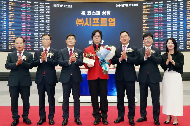 시프트업은 주가와 실적 모두 '차이나 리스크'가 커지고 있다. 사진은 지난해 7월 서울 영등포구 한국거래소에서 열린 시프트업 코스피시장 상장기념식의 모습. /사진=뉴스1(한국거래소 제공)
