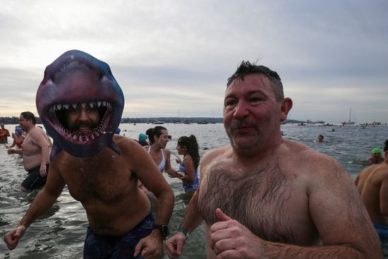 지난 1일(현지시각) 캐나다 브리티시컬럼비아 주 밴쿠버에서 북극곰 수영과 함께 새해 첫날을 기념해 참가자들이 물속으로 뛰어들고 있다. /사진=로이터