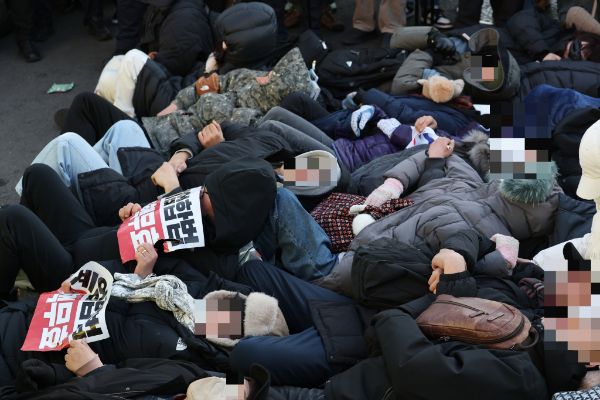 사진은 2일 서울 용산구 윤석열 대통령 관저 입구 앞에서 보수단체 회원 및 윤 대통령 지지자들이 농성 중 해산하라는 경찰 안내방송에 드러눕고 있는 모습. /사진=뉴스1